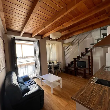 Centre Wood & Light Apartment